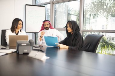 Stratejik pazarlama planı için ofiste çok ırklı iş adamları toplanıyor - ofis çalışanları, girişimciler ve çok uluslu bir şirkette çalışan şirket çalışanları