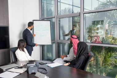 Stratejik pazarlama planı için ofiste çok ırklı iş adamları toplanıyor. Ofis çalışanları, girişimciler ve çok uluslu bir şirkette çalışan şirket çalışanları.