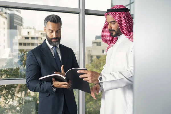 Homem Negócios Árabe Com Empresário Estrangeiro Discutindo Trabalho Escritório Moderno — Fotografia de Stock