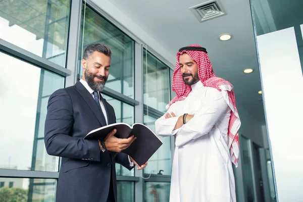 Homem Negócios Árabe Com Empresário Estrangeiro Discutindo Trabalho Escritório Moderno — Fotografia de Stock