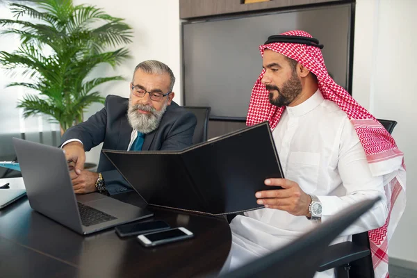 Деловая Встреча Офисе Деловой Разговор Арабского Бизнесмена Бизнесменом Зрелого Возраста — стоковое фото