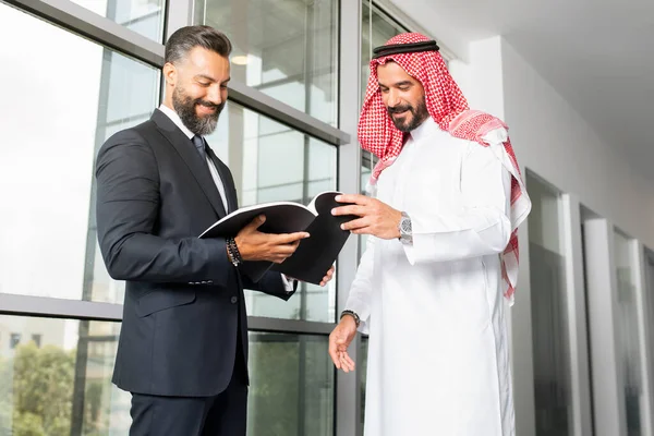 Homem Negócios Árabe Com Empresário Estrangeiro Discutindo Trabalho Escritório Moderno — Fotografia de Stock