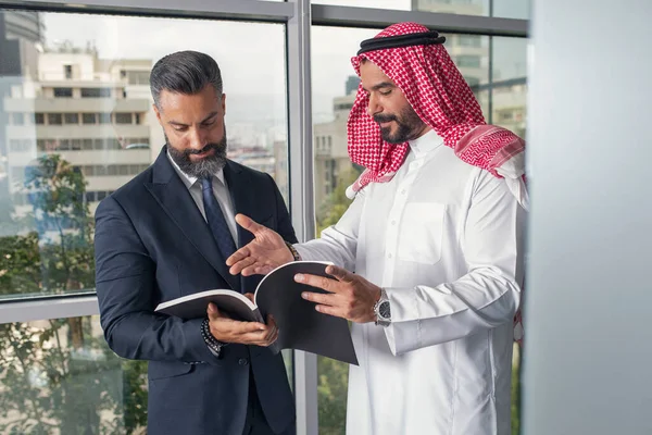 Arabian Business Man Med Utländsk Affärsman Diskuterar Arbete Ett Modernt — Stockfoto