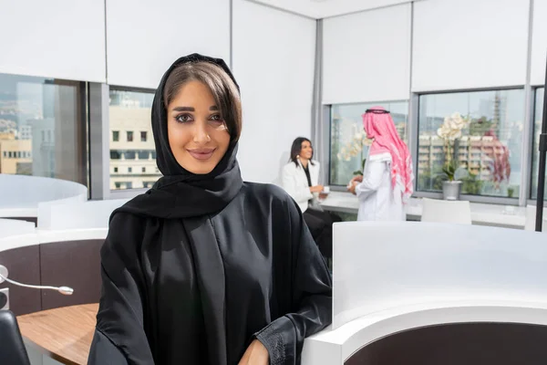 Retrato Una Alegre Empresaria Árabe Una Cápsula Trabajo Una Oficina — Foto de Stock