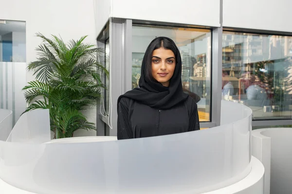 現代のオフィスで働いているポッドの陽気なアラビア人の実業家の肖像画 — ストック写真