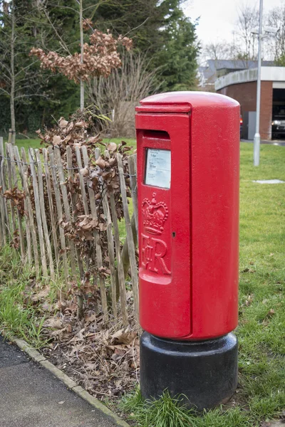 Красный почтовый ящик — стоковое фото