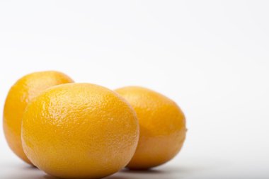 beyaz arkaplanda portakallar