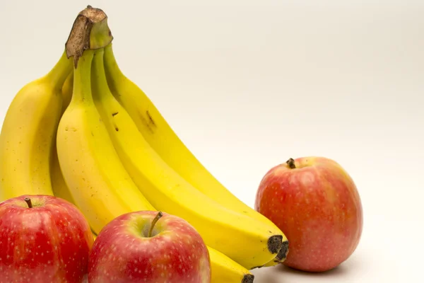 Plátanos y manzanas aislados sobre blanco —  Fotos de Stock