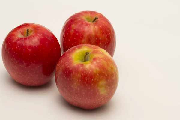 Manzanas 'Pink Lady' aisladas sobre fondo blanco —  Fotos de Stock