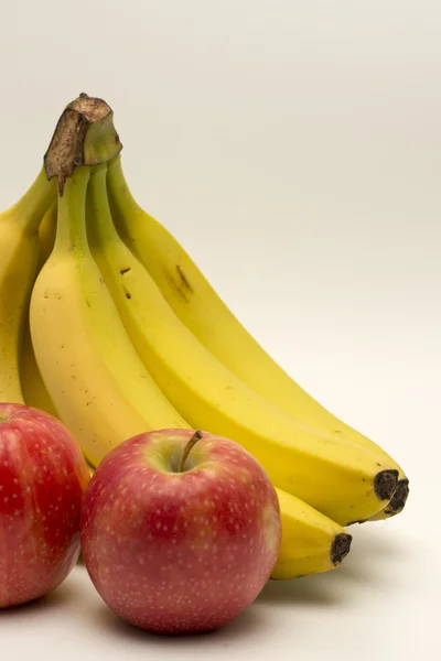 Plátanos y manzanas aislados sobre blanco —  Fotos de Stock