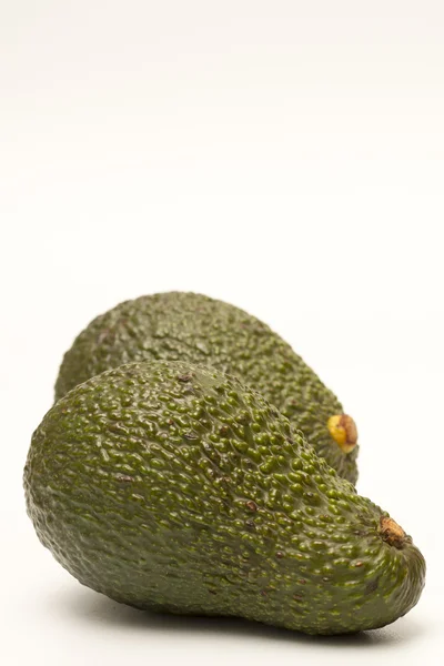 Avocado peren geïsoleerd op een witte achtergrond — Stockfoto