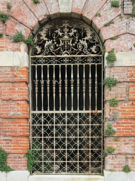 Zdobené viktoriánské anglické iron gate — Stock fotografie