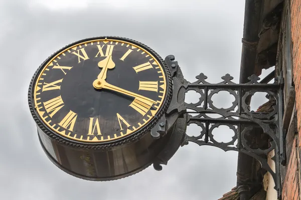Английские деревенские часы — стоковое фото