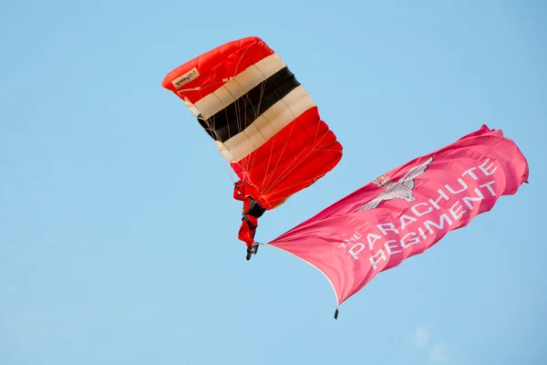 Rode Duivels parachutist — Stockfoto