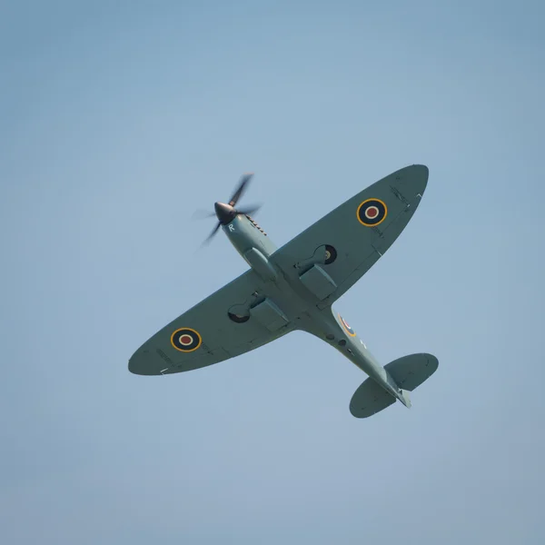 Spitfire under flygning — Stockfoto