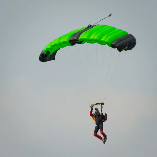 Parachutiste chute libre — Photo