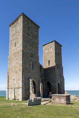 Reculver, Uk - 17 Nisan 2021: İngiltere 'nin kuzey kenti kıyısındaki tarihi Reculver şatosu kalıntıları ve kulesi manzarası
