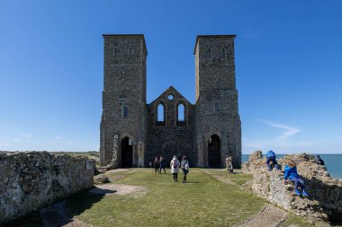 Reculver, Uk - 17 Nisan 2021: İngiltere 'nin kuzey kenti kıyısındaki tarihi Reculver şatosu kalıntıları ve kulesi manzarası