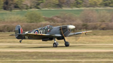 Biggleswade, İngiltere - 2 Mayıs 2021: Eski bir İngiliz Spitfire uçağı, hava sahasına indi