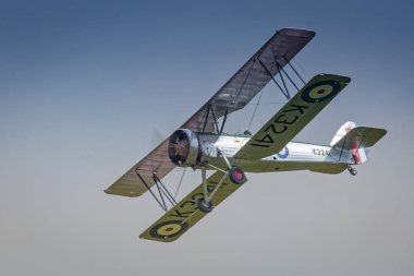 Biggleswade, İngiltere - 2 Mayıs 2021: Açık havada uçan klasik Avro eğitmeni çift kanatlı uçak
