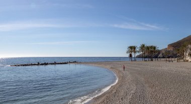 İspanya 'nın Endülüs, Gualchos belediyesine ait Castell de Ferro kıyı köyü.