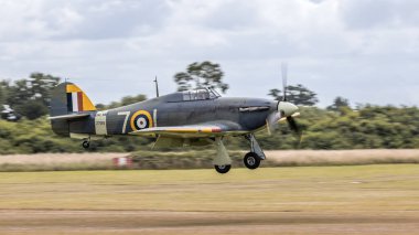Old Warden, İngiltere - 3 Temmuz 2022: Hawker Hurricane savaş uçağı faaliyete geçti
