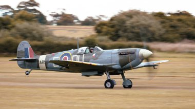 Old Warden, İngiltere - 3 Temmuz 2022: İkonik bir Spitfire savaş uçağı faaliyete geçti