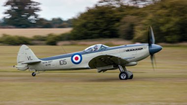 Old Warden, İngiltere - 3 Temmuz 2022: İkonik bir Spitfire savaş uçağı faaliyete geçti