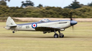 Old Warden, İngiltere - 3 Temmuz 2022: İkonik bir Spitfire savaş uçağı faaliyete geçti