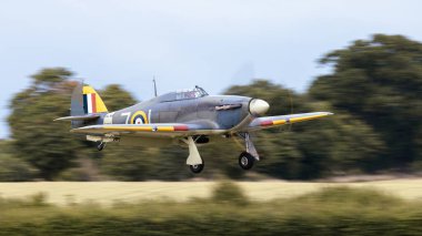 Old Warden, İngiltere - 3 Temmuz 2022: Hawker Hurricane savaş uçağı faaliyete geçti