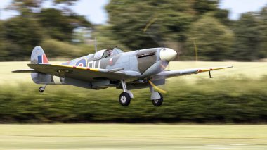 Old Warden, İngiltere - 3 Temmuz 2022: İkonik bir Spitfire savaş uçağı faaliyete geçti