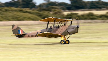 Old Warden, İngiltere - 3 Temmuz 2022: Havilland Tiger Moth DH 82A eğitim uçağı çimenlere indi