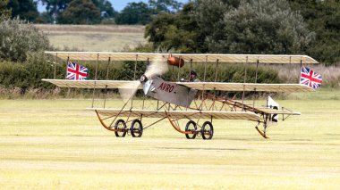 Old Warden, İngiltere - 3 Temmuz 2022: Klasik Avro Triplane uçuşu
