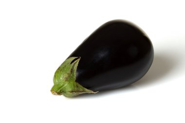 beyaz zemin üzerine taze patlıcan.