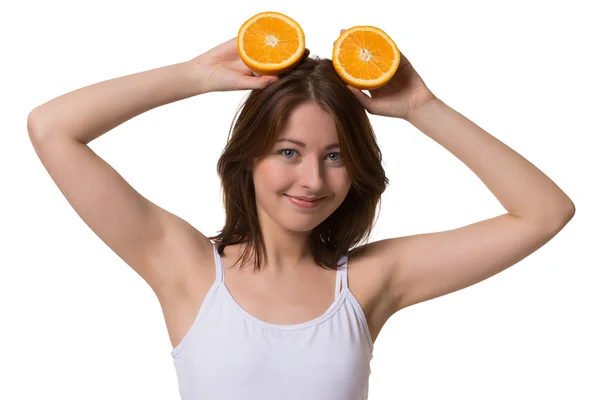 Mujer feliz mantiene mitades de naranja por encima . —  Fotos de Stock