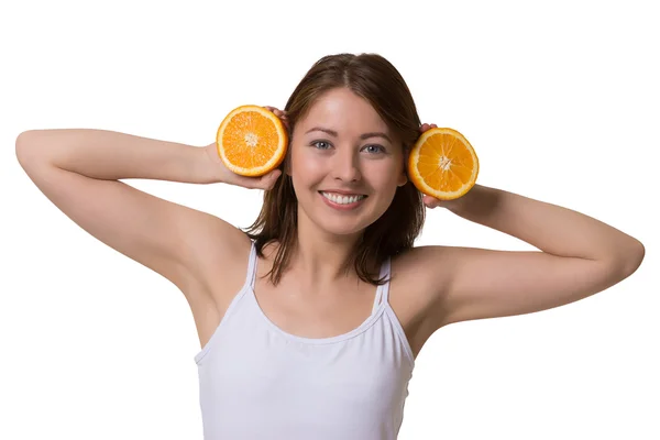 Mujer joven sonriente con mitades de naranja . —  Fotos de Stock