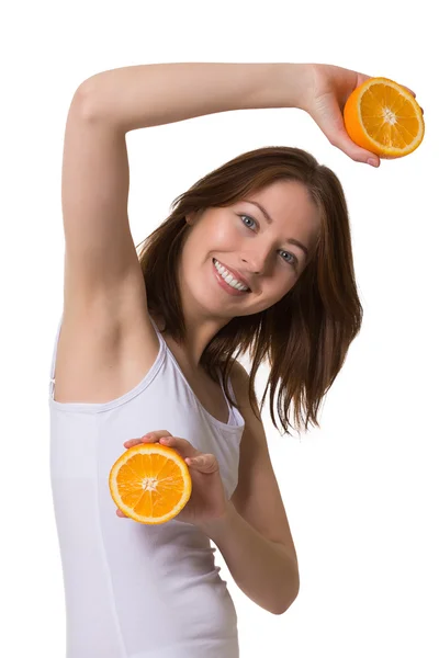 Mujer joven sonriente con mitades de naranja . —  Fotos de Stock