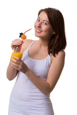 gülümseyen genç kadın elinde tutan bir bardak portakal suyu.