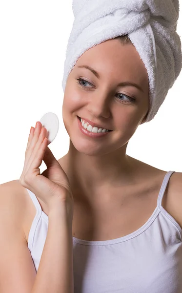 Beauty woman cleaning a face with cutton pad. — Stock Photo, Image