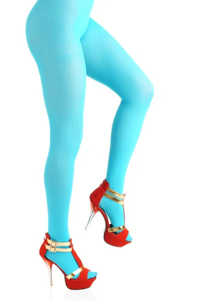 美腿长女性 一条腿在浅蓝色尼龙紧身裤和红色高跟鞋的孤立的白色背景下长大 — 图库照片