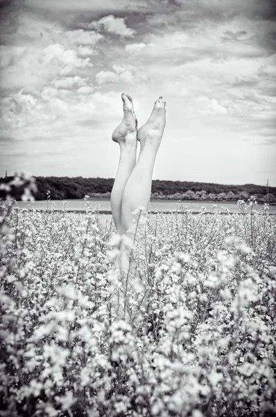 tecavüz alanında kadın bacakları