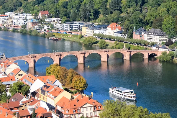 Eine brücke auf einem fluss: heidelberg — Stockfoto