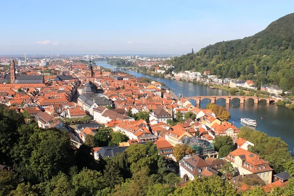 A city divided by a river — Stock Photo, Image