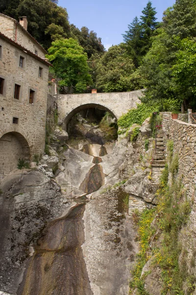 Ponte nelle celle dell'Eremo di San Francesco d'Assisi, Cortona — Foto Stock