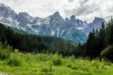 Dolomites dağlar