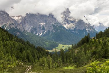 Dolomites dağlar