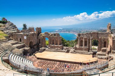 Sicilya 'daki antik Taormina Tiyatrosu' nda turist. İtalya