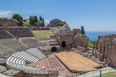 Sicilya 'daki antik Taormina Tiyatrosu' nda turist. İtalya