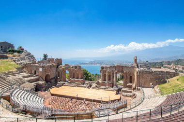 Sicilya 'daki antik Taormina Tiyatrosu' nda turist. İtalya
