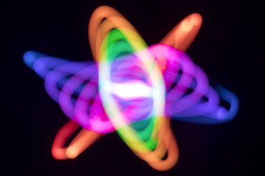 Siyah arkaplan üzerinde hareket eden LED ışığının soyut gökkuşağı yolu